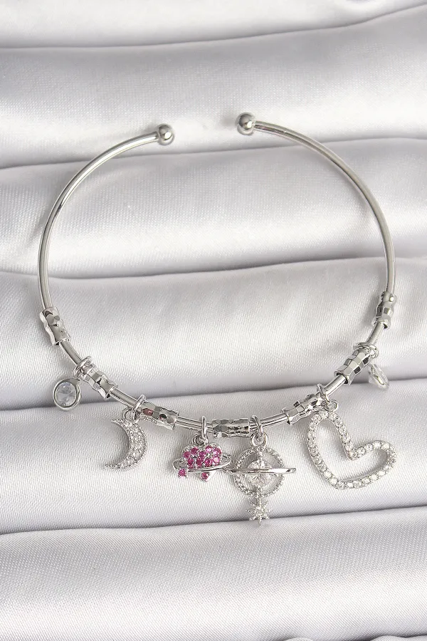 Pirinç Gümüş Renk Sallantı Zirkon Taşlı Gezegen Figür Kalp Detay Charm Kadın Bileklik
