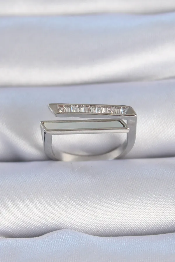 Pirinç Gümüş Renk Zirkon Taşlı Beyaz Detay Kadın Yüzük