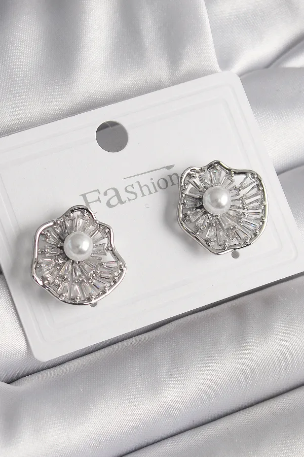 Pirinç Gümüş Renk Zirkon Taşlı Çiçek Model İnci Detay Kadın Küpe