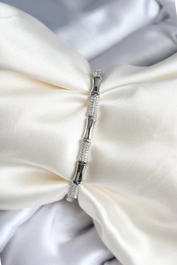 Pirinç Kemik Model Zirkon Taşlı Gümüş Renk Kadın Bileklik