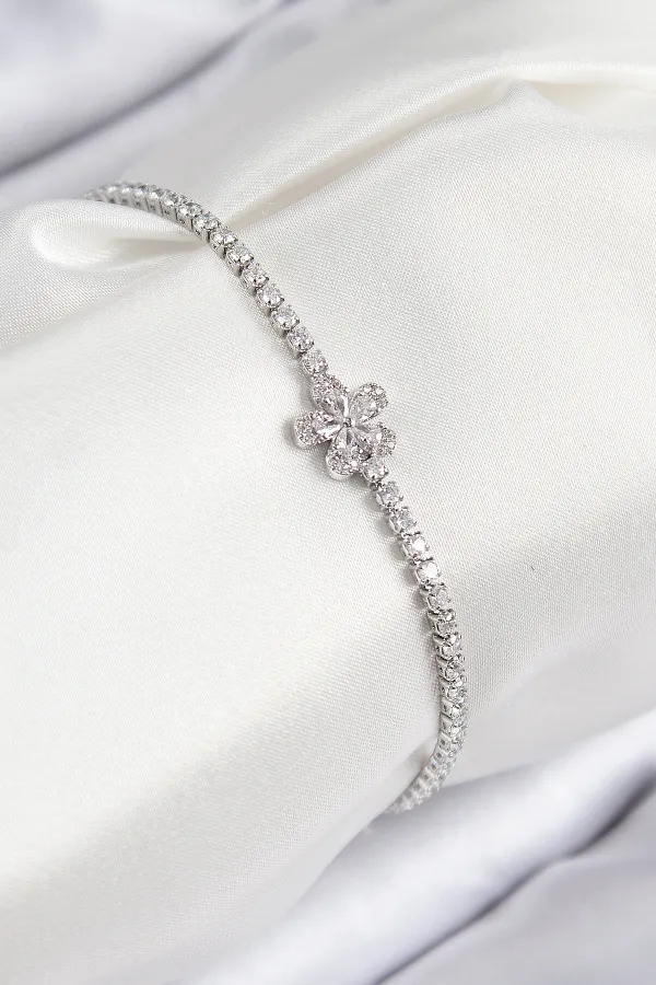 Pirinç Zirkon Taşlı Çiçek Model Gümüş Renk Kadın Bileklik