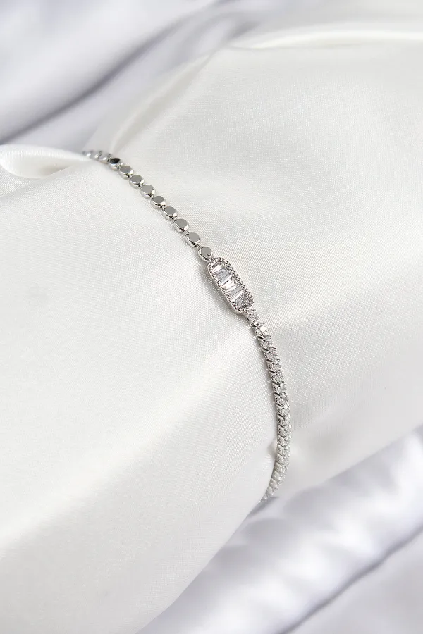 Pirinç Zirkon Taşlı Dikdörtgen Model Ezme Zincir Gümüş Renk Kadın Bileklik