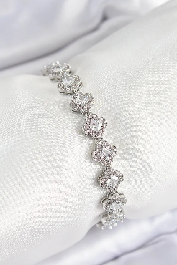 Pirinç Zirkon Taşlı Yonca Baget Model Gümüş Renk VIP Seri Kadın Bileklik