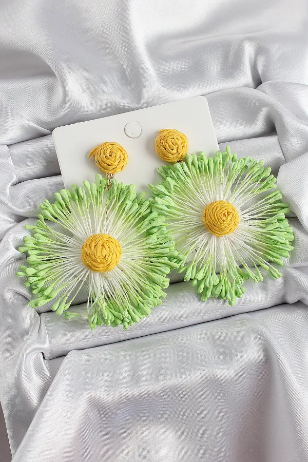 Yeşil Püsküllü Papatya Figürlü Hasır Örgü Model Gold Renk Kadın Küpe