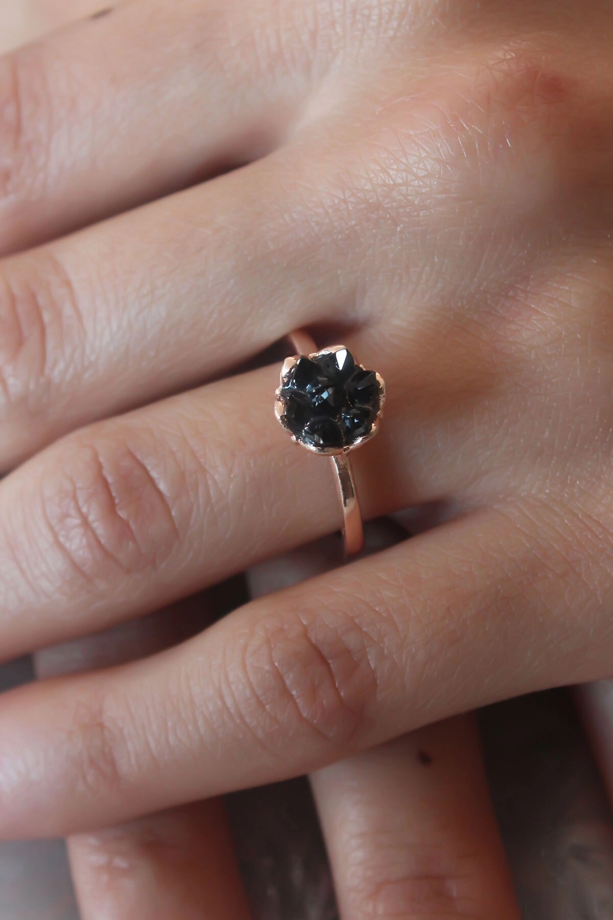 Siyah Renk Lotus Çiçek Figür Gold Renk Kadın Yüzük-0