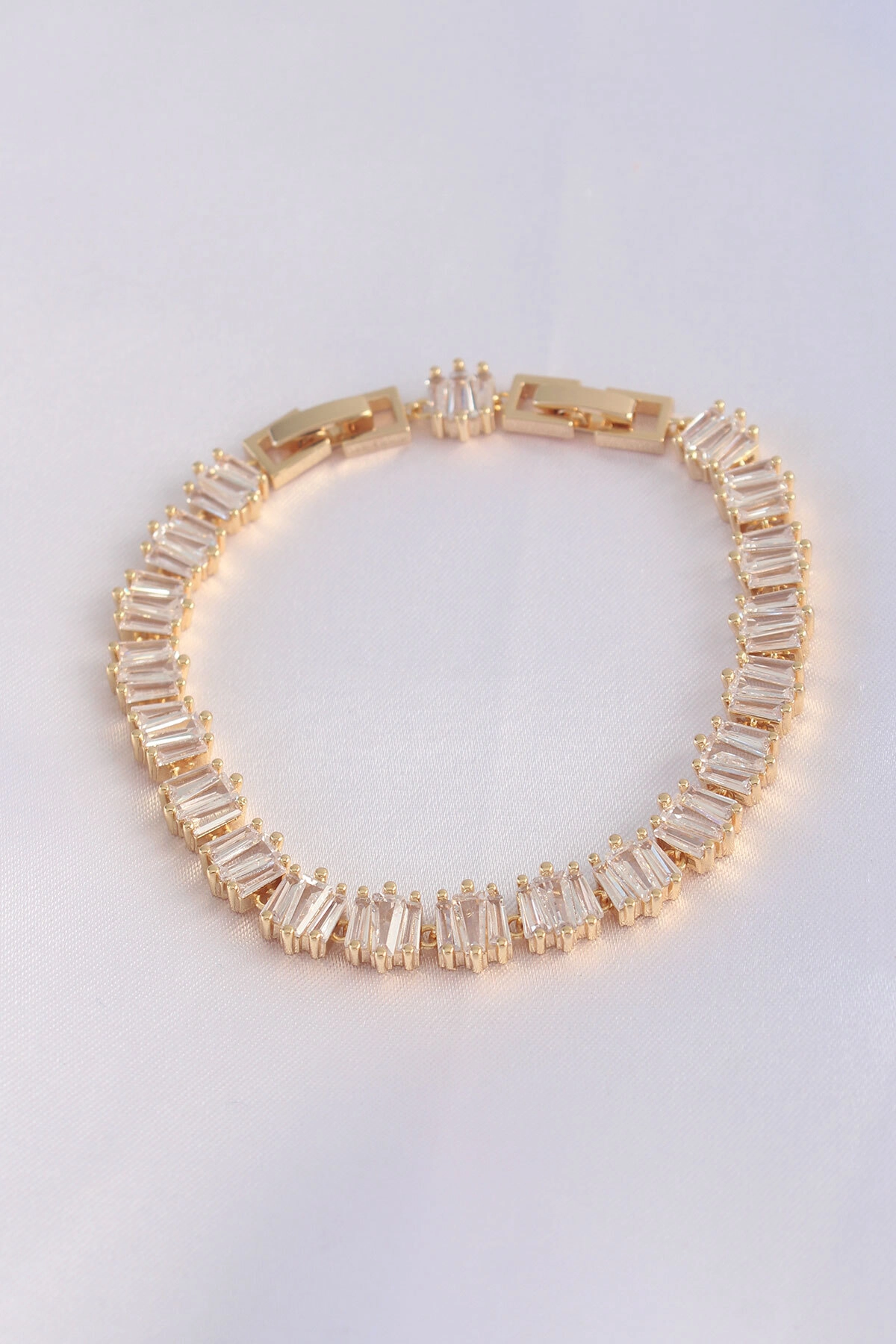 Vip Seri Pirinç Zirkon Taşlı Gold Renk Kare Su Yolu Model Bileklik-0