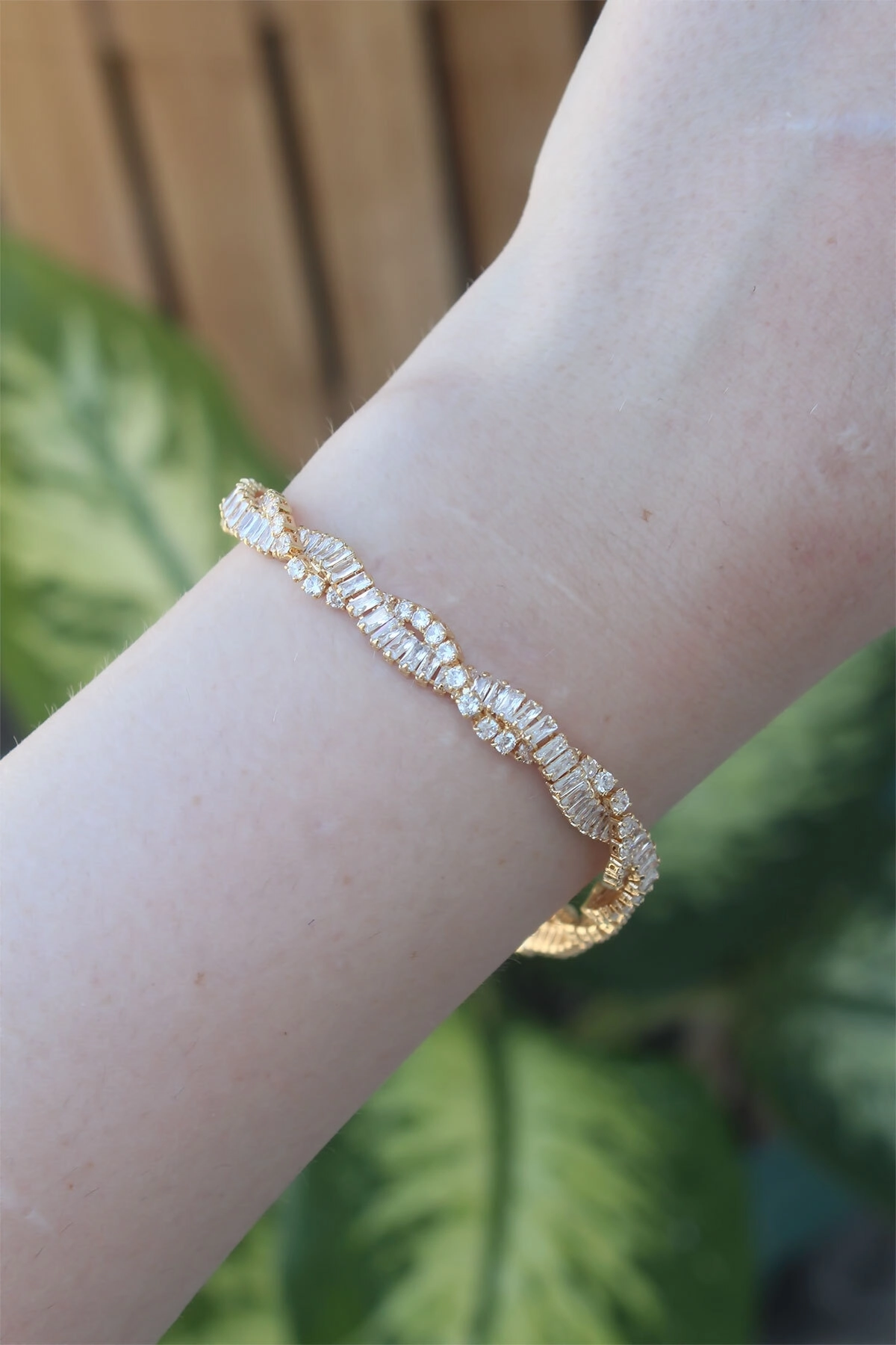 Vip Seri Pirinç Zirkon Taşlı Gold Renk Sarmal Model Bileklik-1