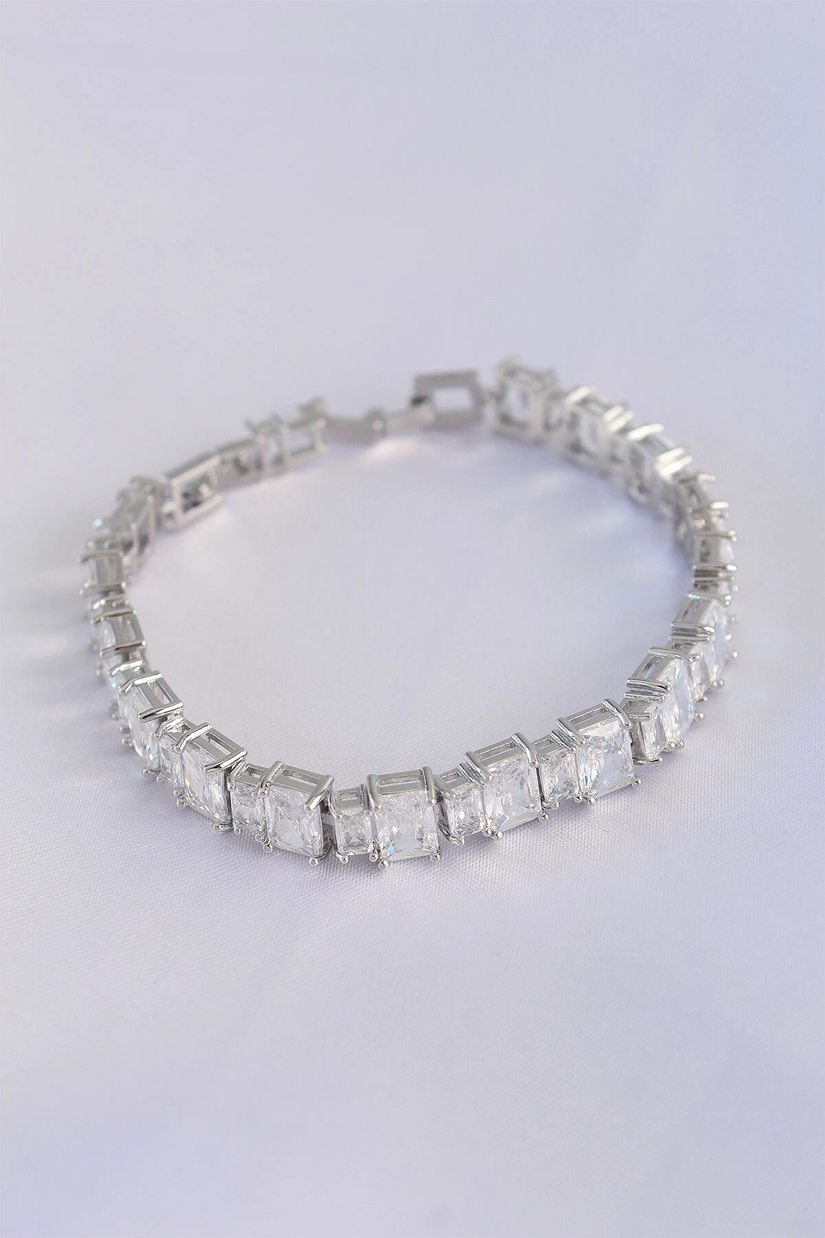 Vip Seri Pirinç Zirkon Taşlı Gümüş Renk Baget Su Yolu Model Bileklik-0