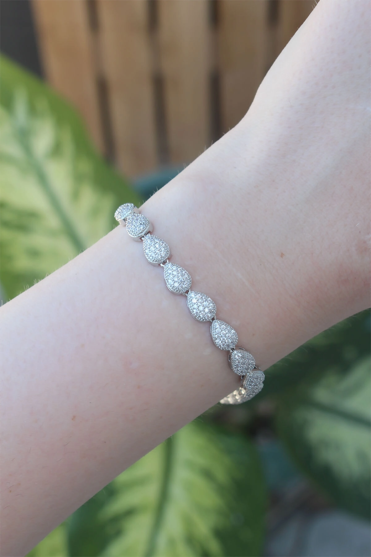 Vip Seri Pirinç Zirkon Taşlı Gümüş Renk Damla Model Bileklik-1