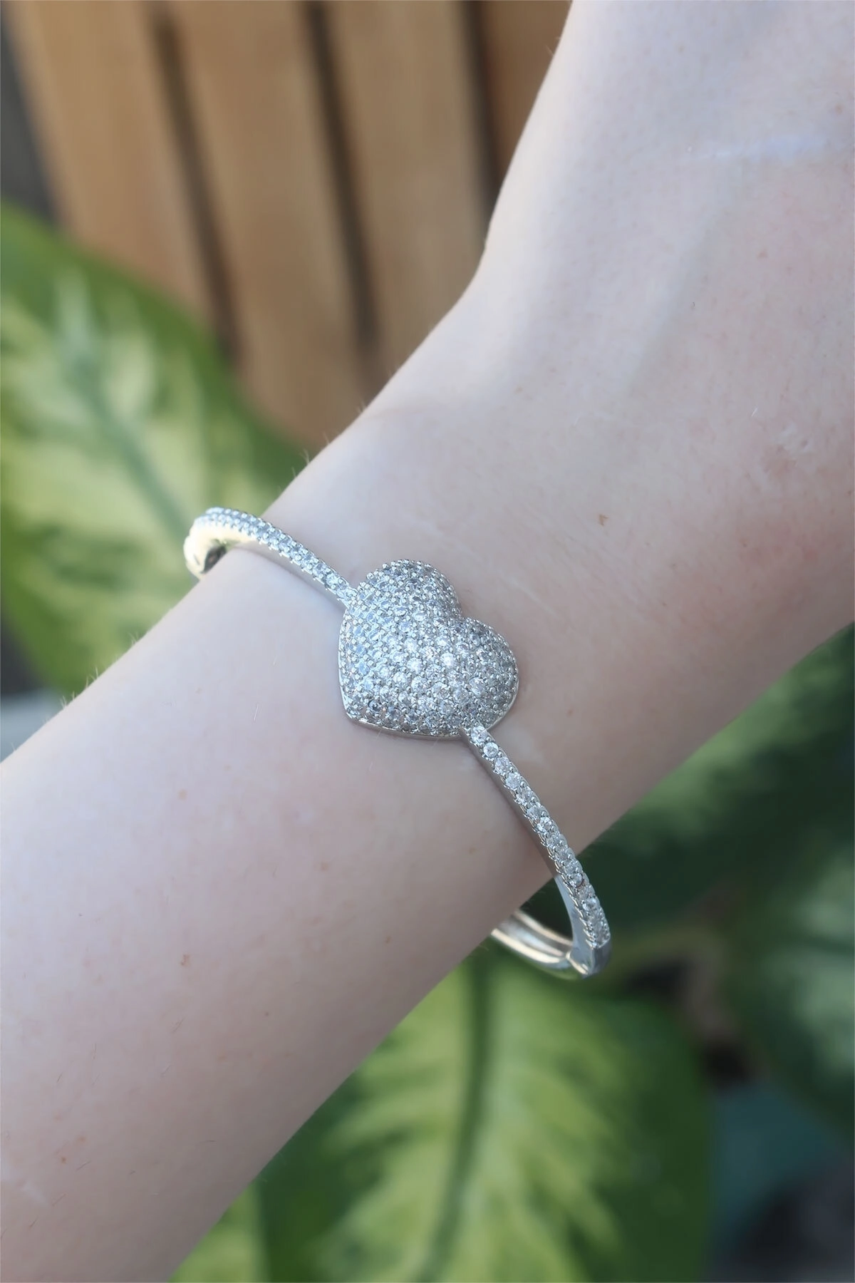 Vip Seri Pirinç Zirkon Taşlı Gümüş Renk Kalp Model Kelepçe-1