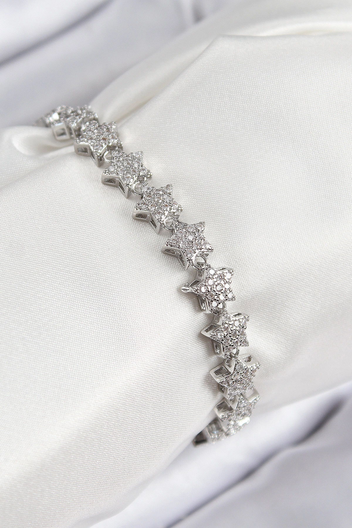 VIP Seri Pirinç Zirkon Taşlı Sıralı Yıldız Model Gümüş Renk Kadın Bileklik-0