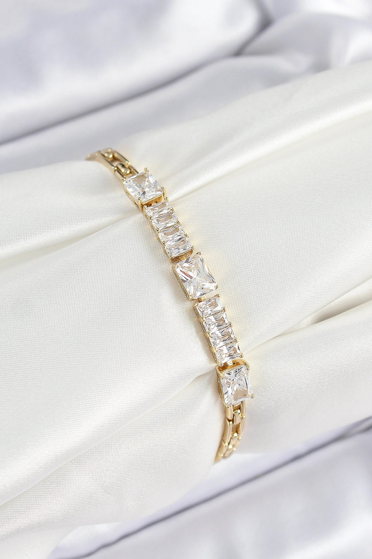 Xuping Pirinç Parçalı Su Yolu Model Gold Renk Kadın Bileklik-0