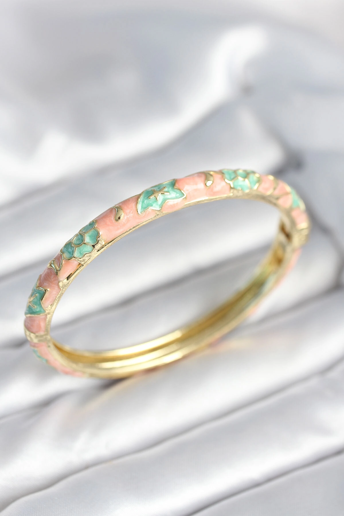 Yeşil Renk Detaylı Mineli Kelepçe-0