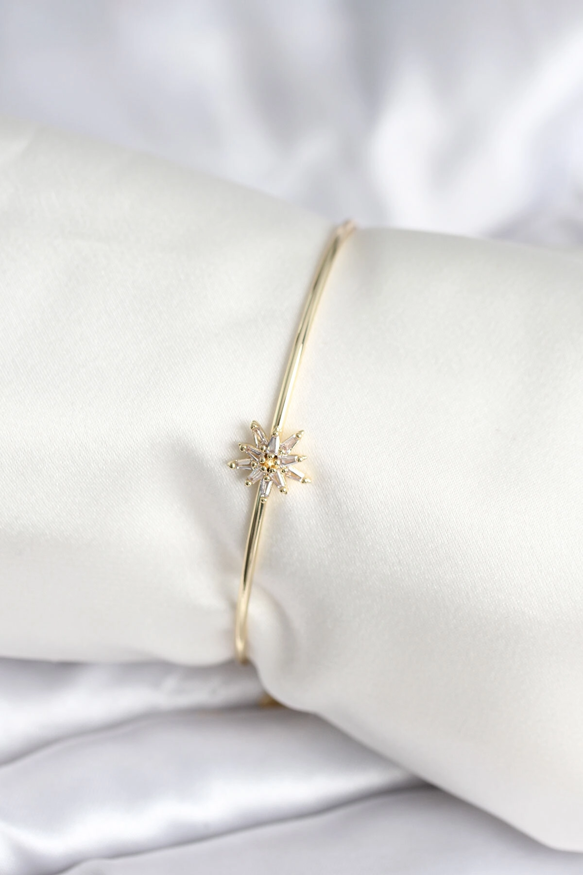 Yıldız Figürlü Gold Renk Pirinç Kadın Bileklik-0