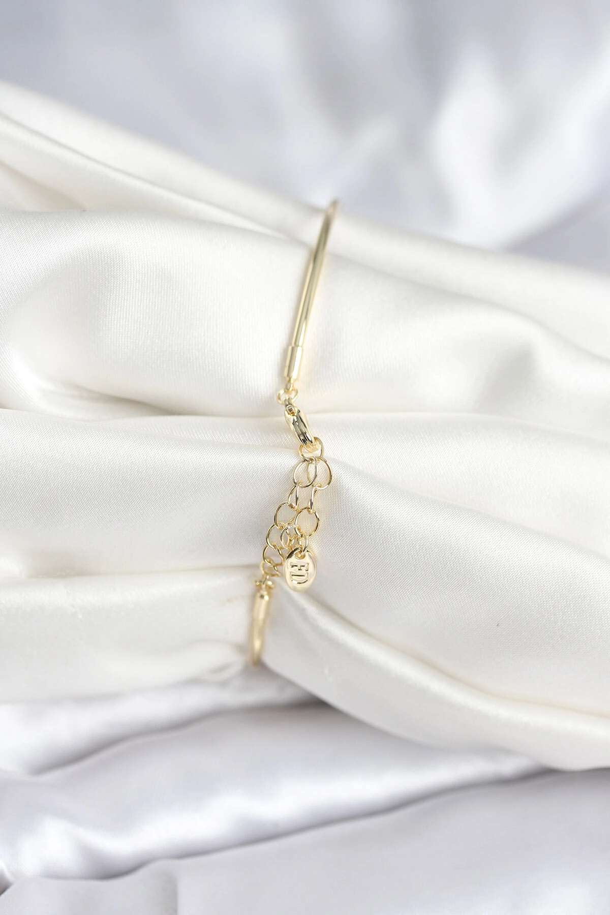 Yıldız Figürlü Gold Renk Pirinç Kadın Bileklik-1