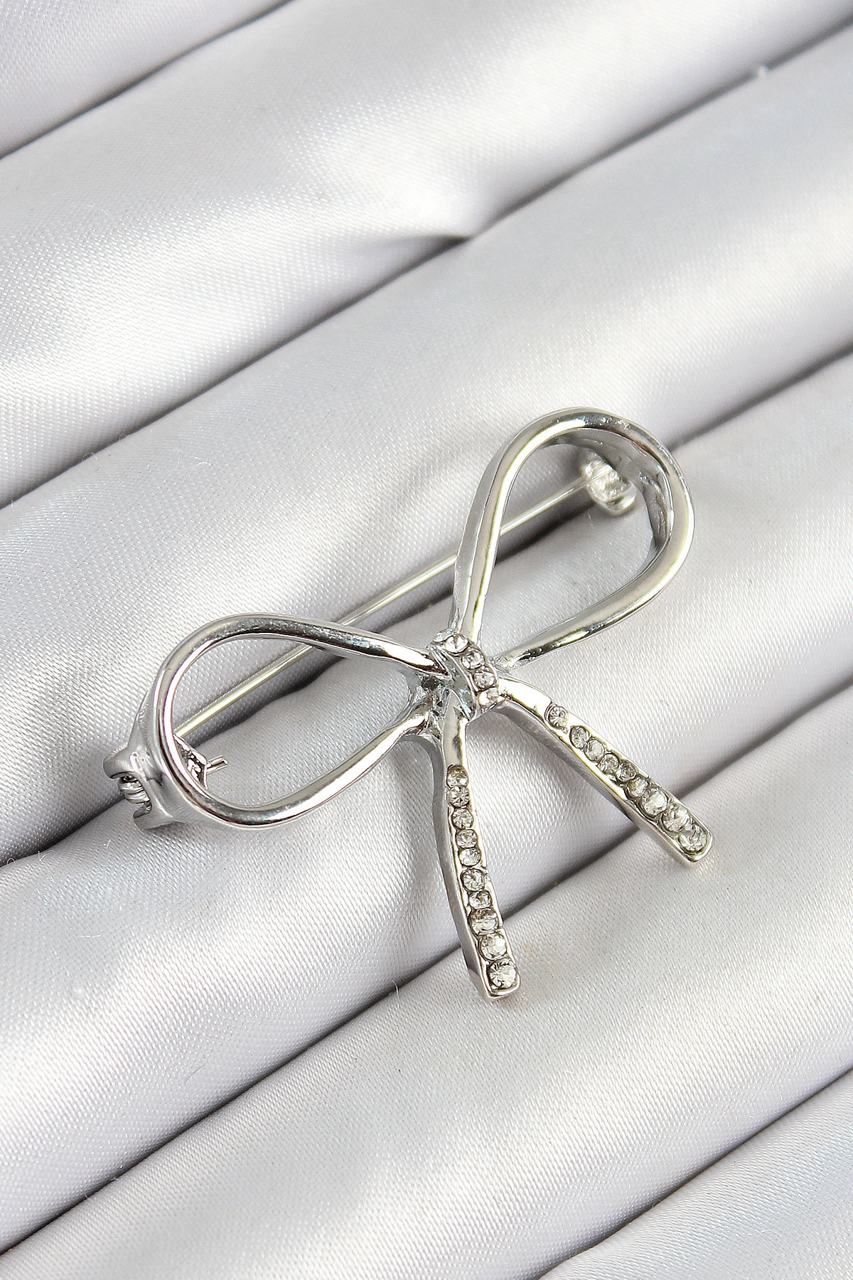 Zirkon Taş Detaylı Fiyonk Figürlü Gümüş Renk Kadın Broş-0