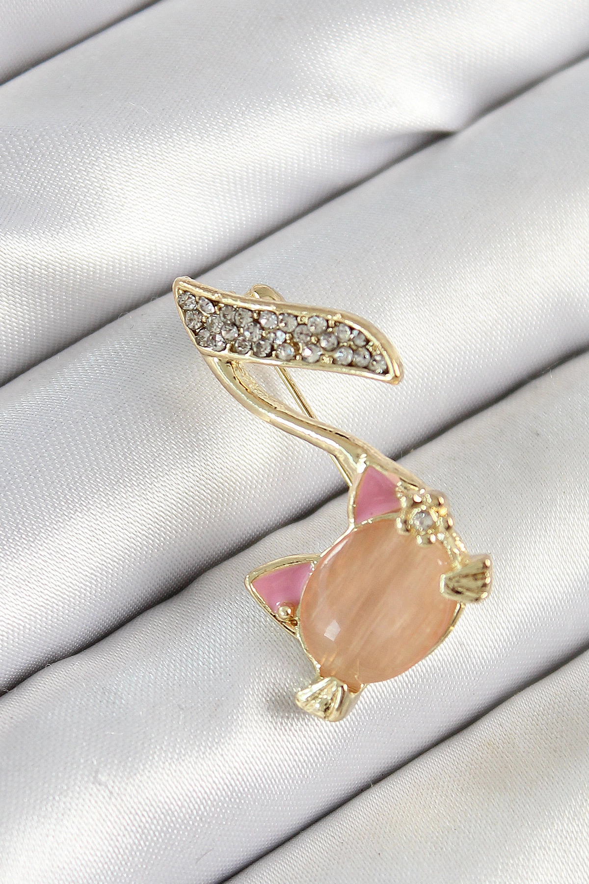 Zirkon Taşlı 3D Kedi Detaylı Nota Figürlü Gold Renk Kadın Broş-0