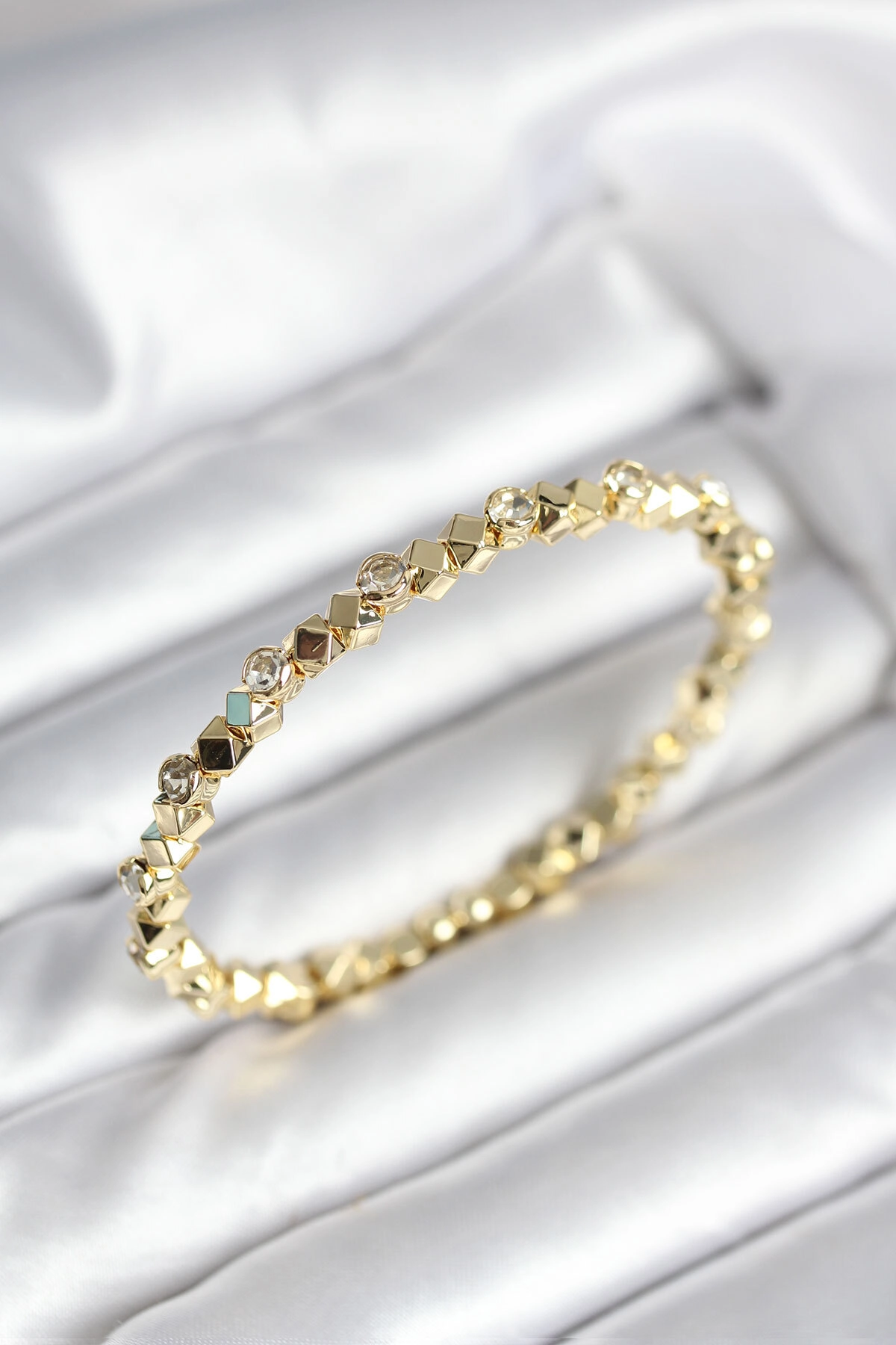 Zirkon Taşlı Küp Şerit Model Pirinç Gold Renk Kadın Bileklik-0