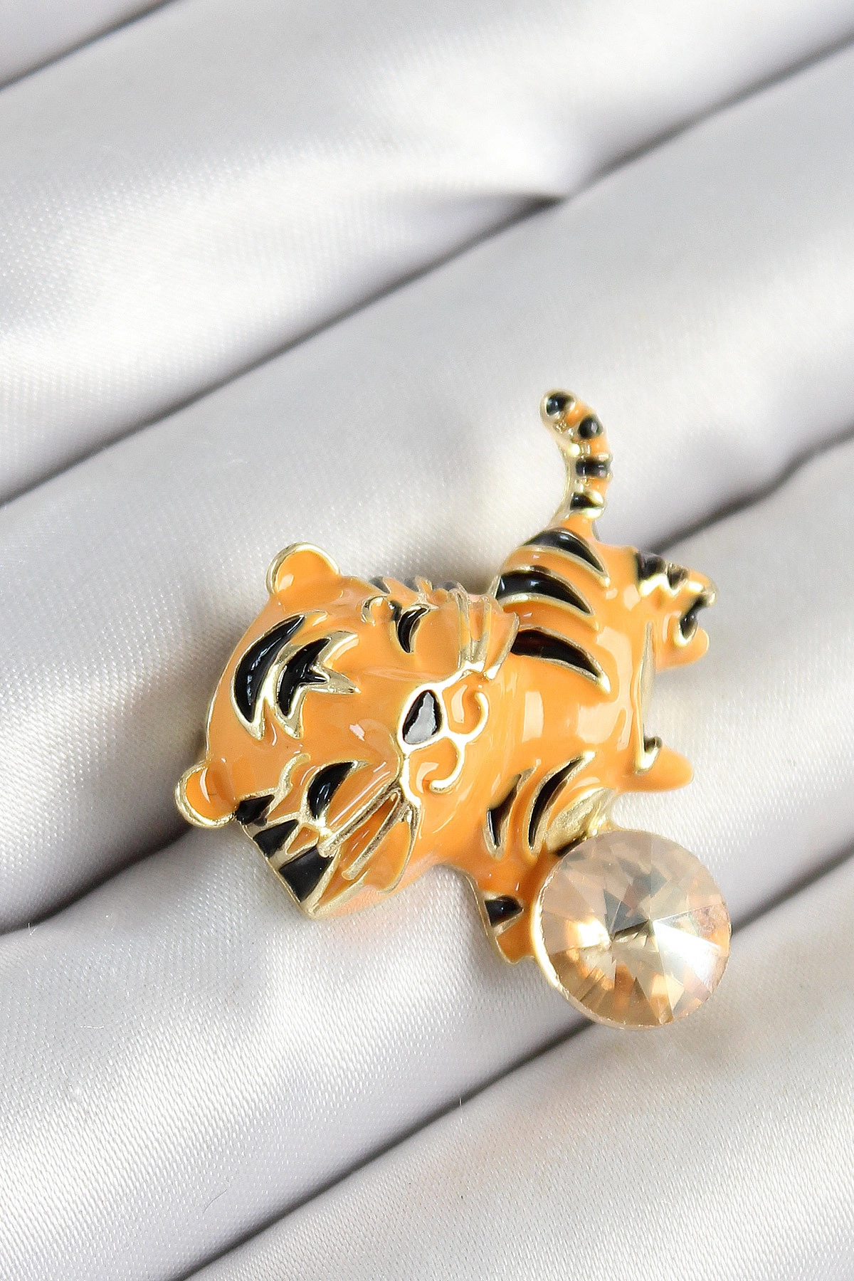 Zirkon Taşlı Siyah Çizgili Turuncu Kaplan Figürlü Gold Renk Kadın Broş-0